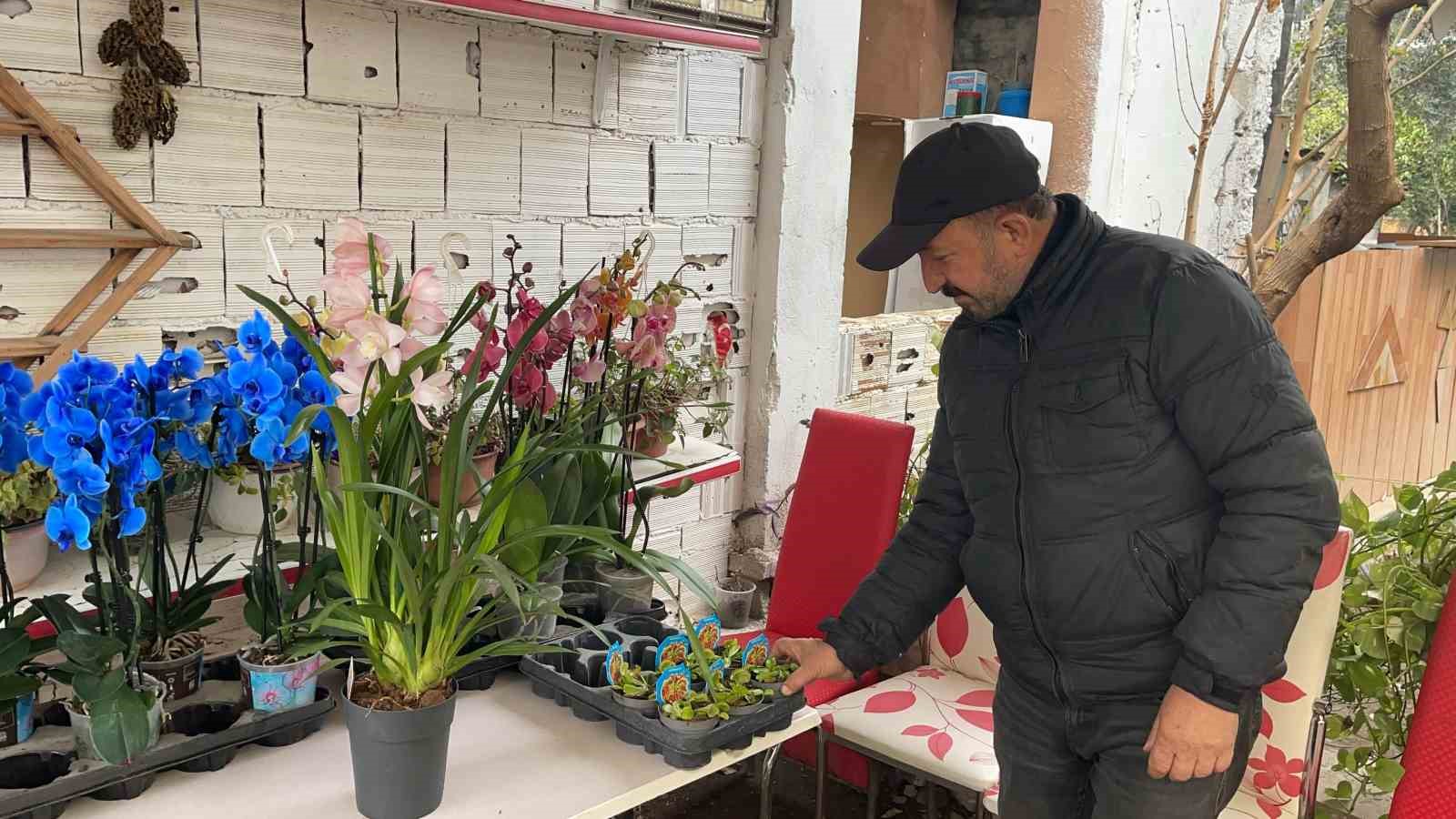 Ağabeyinden hatıra kalan &ccedil;i&ccedil;ek&ccedil;i d&uuml;kk&acirc;nını botanik kafeye &ccedil;evirdi
