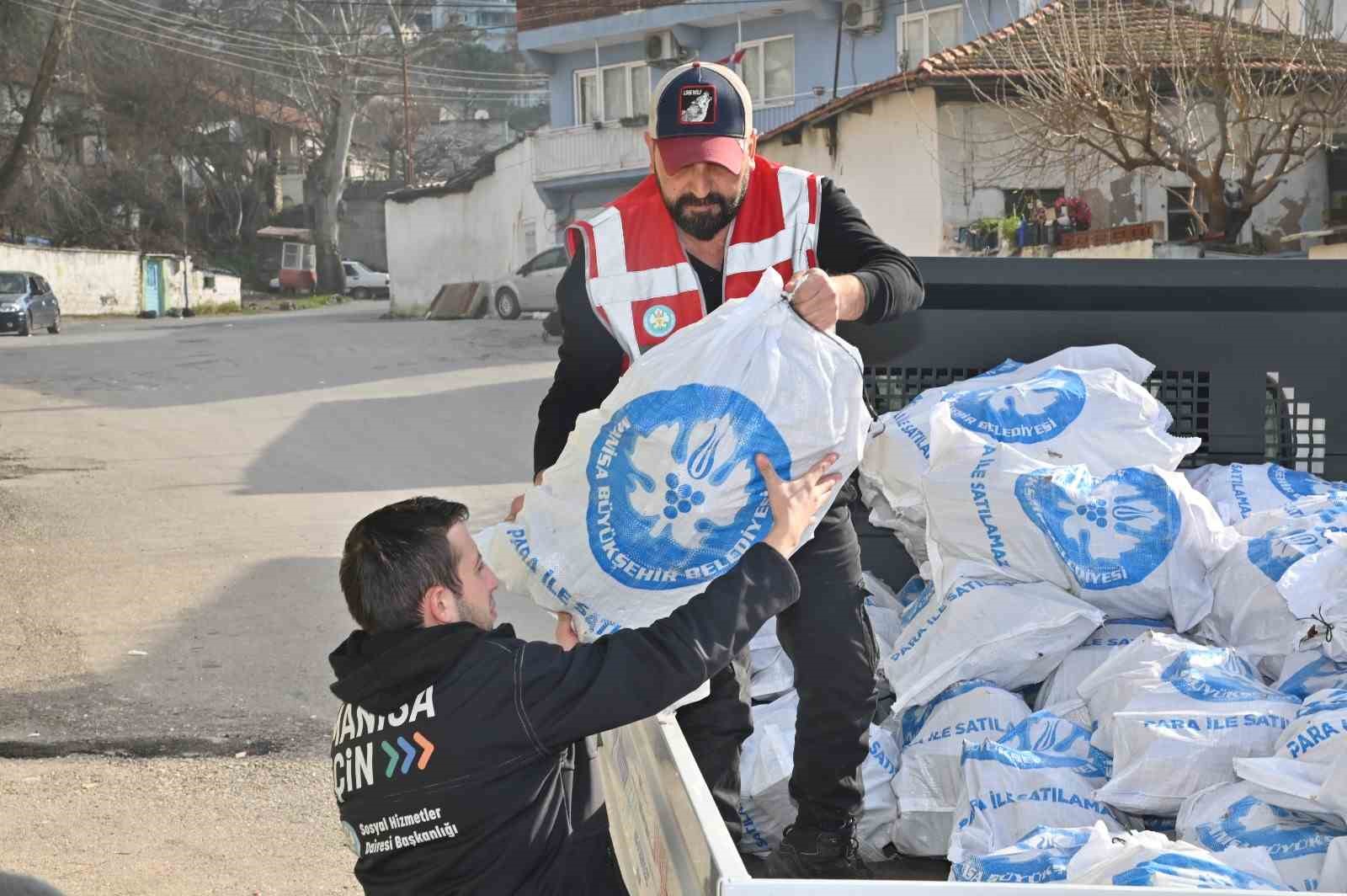 Binlerce çuval odun ihtiyaç sahiplerine dağıtılıyor
