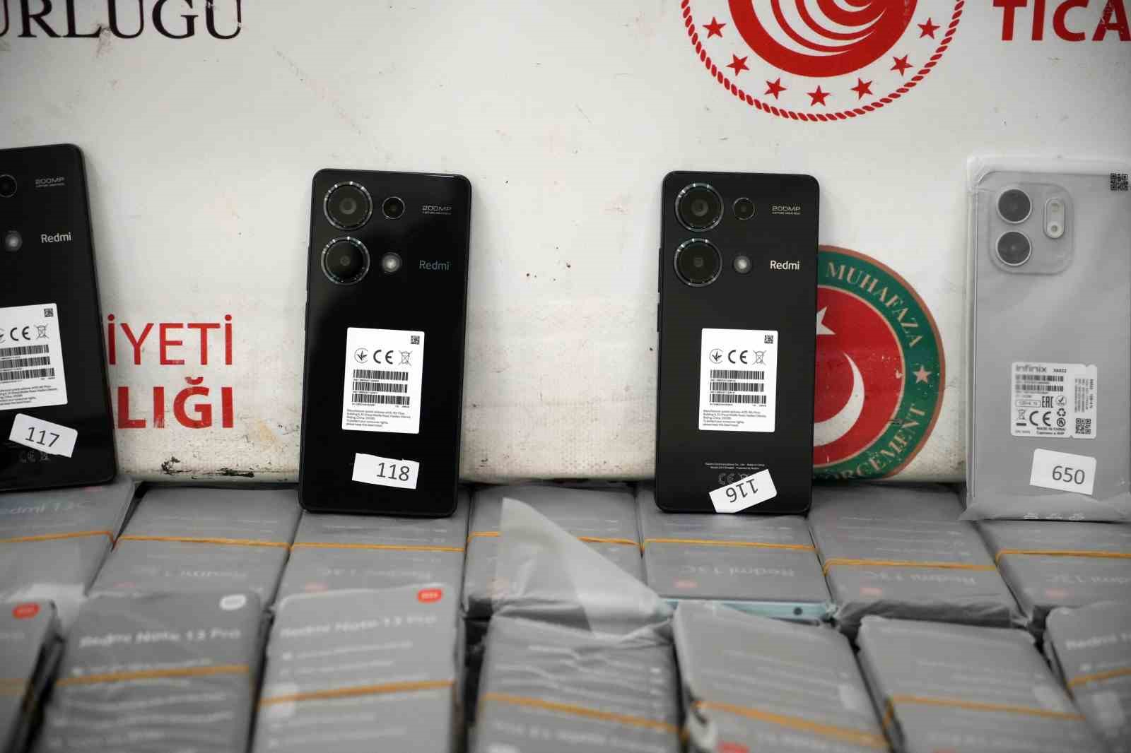 Kapıkule&rsquo;de ka&ccedil;ak&ccedil;ılık operasyonunda milyonlarca lira değerinde cep telefonu ele ge&ccedil;irildi

