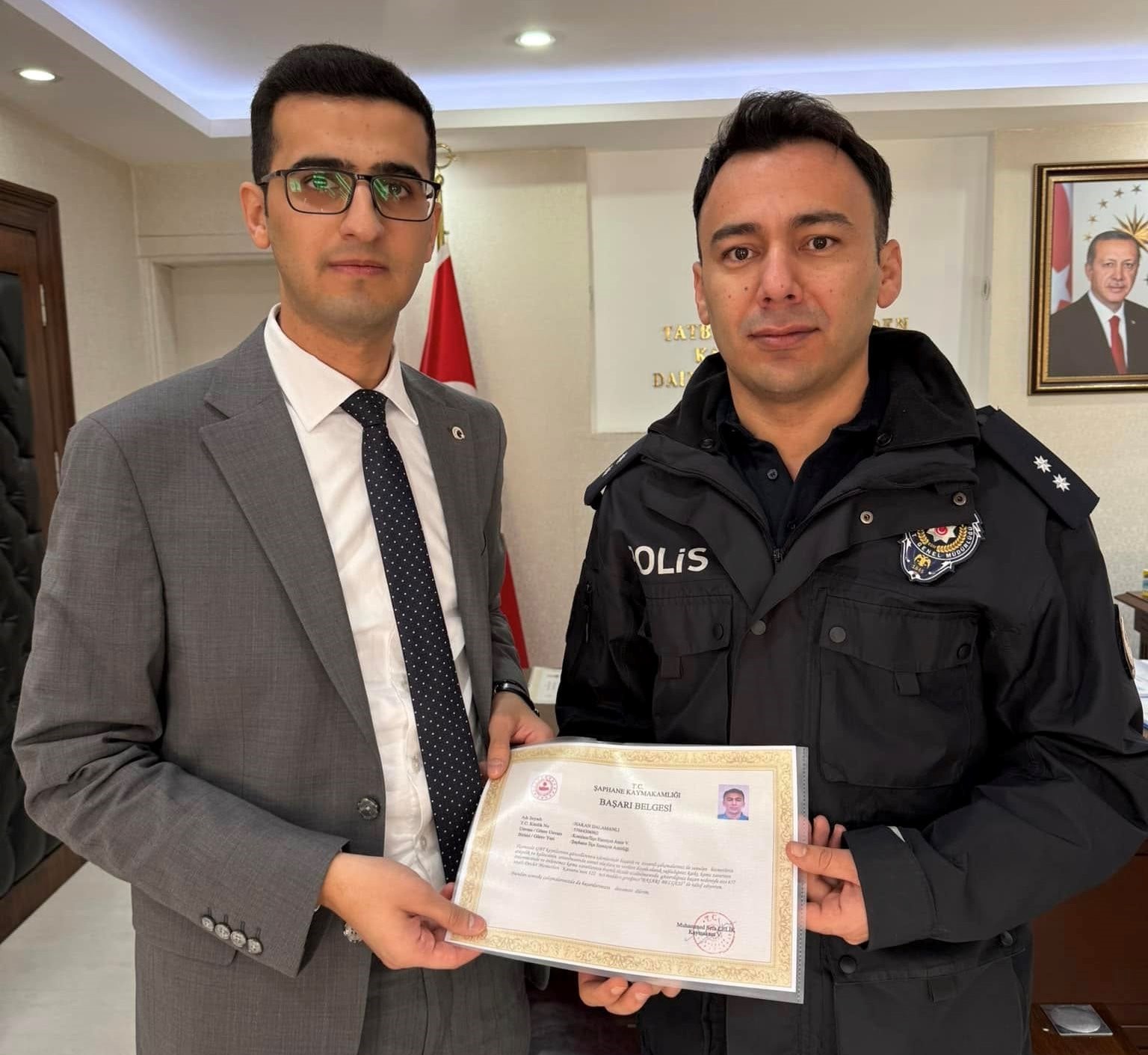 Şaphane&rsquo;de başarılı emniyet amiri ve polise başarı belgesi
