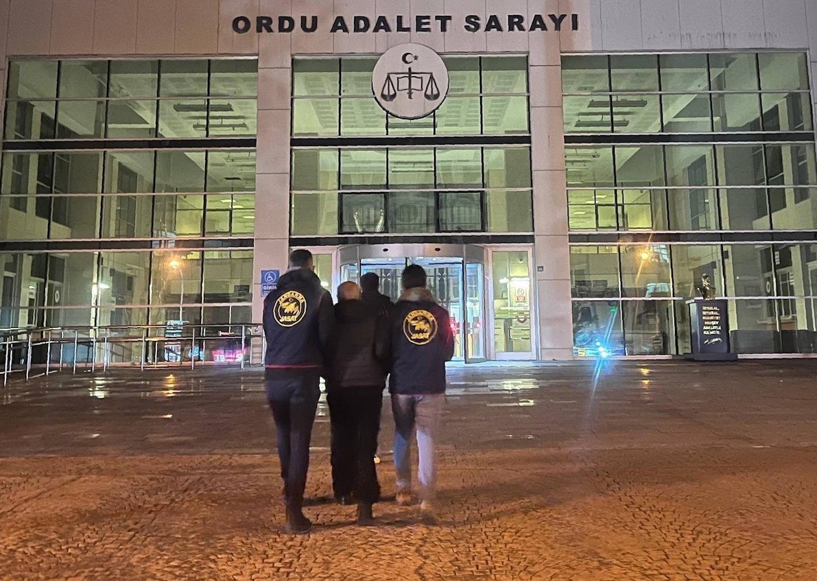 Aranan 4 h&uuml;k&uuml;ml&uuml;, jandarma ekiplerince yakalandı
