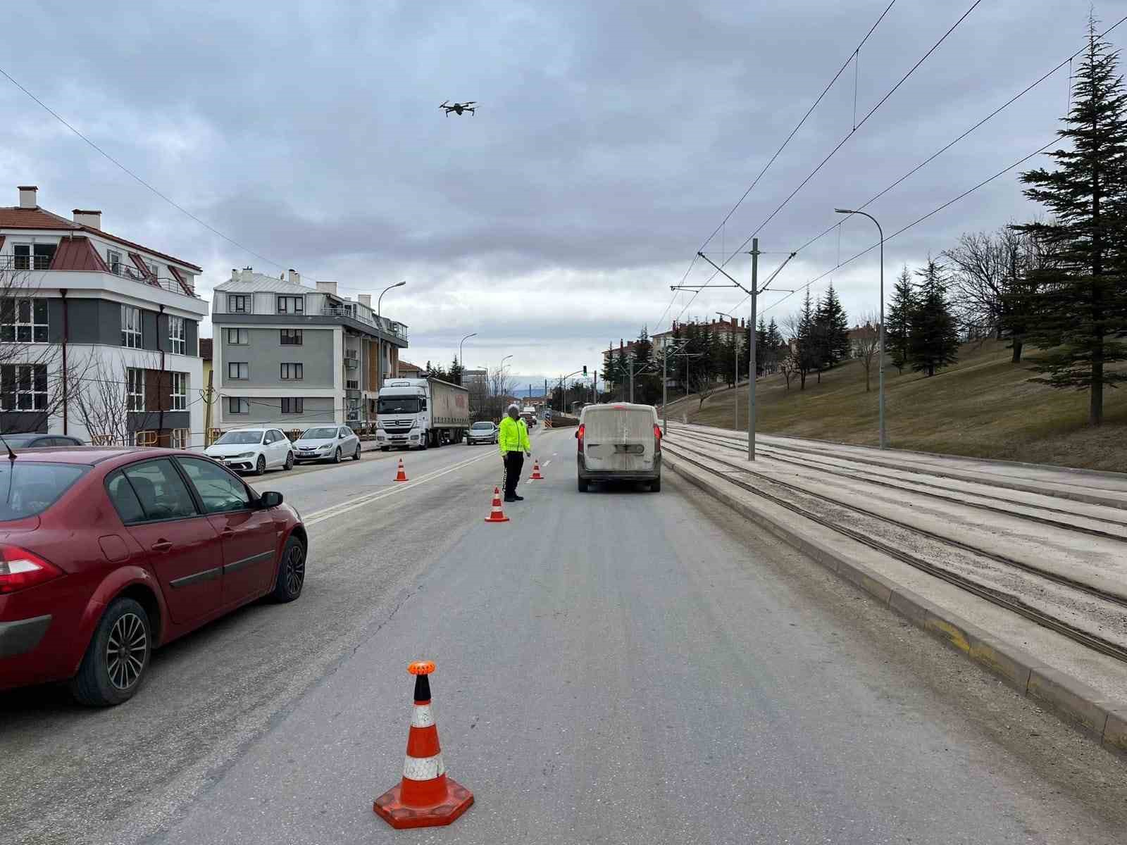 Polis ekiplerince 102 ara&ccedil; s&uuml;r&uuml;c&uuml;s&uuml;ne cezai işlem yapıldı
