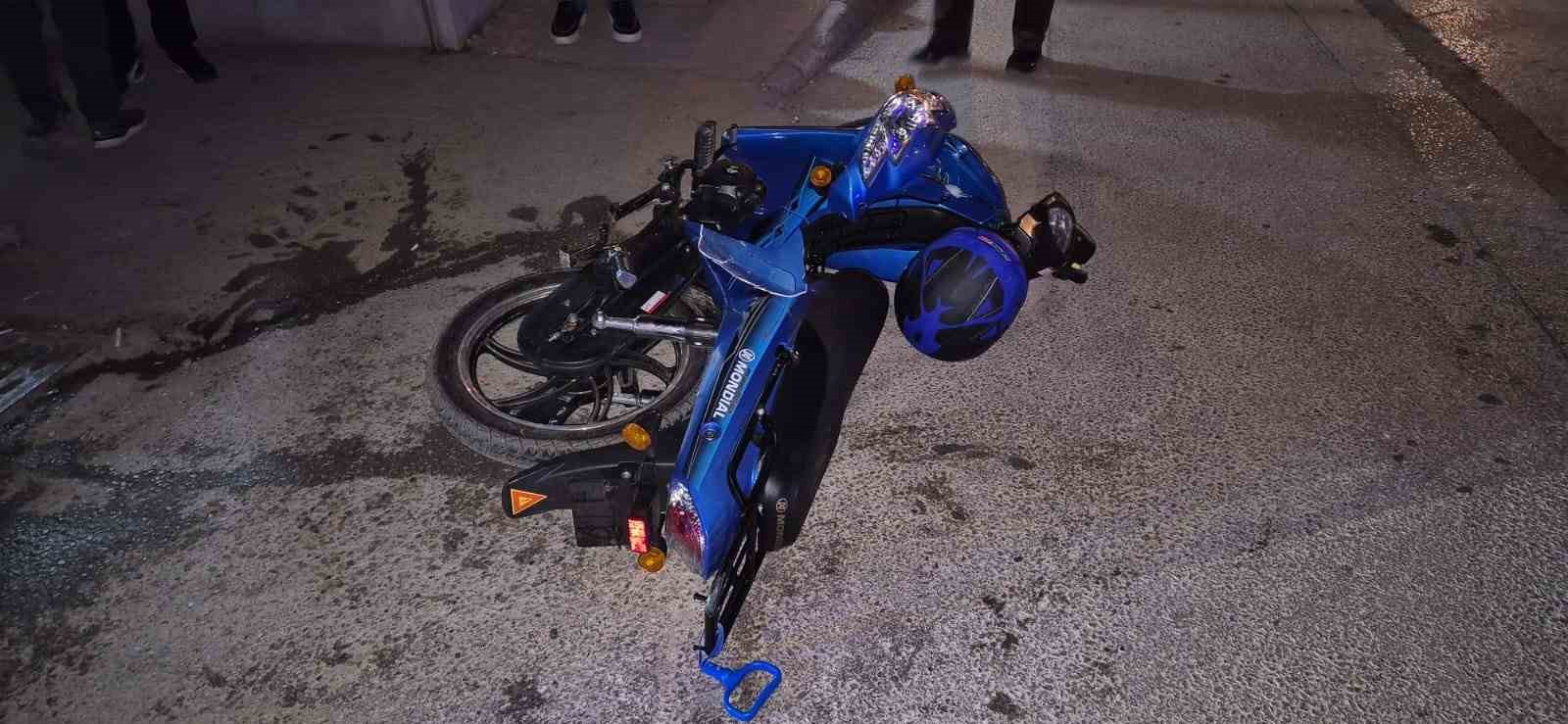 Plakasız motosikletini kasksız kullanırken kaza yapıp ağır yaralandı, 50 bin lira ceza kesildi
