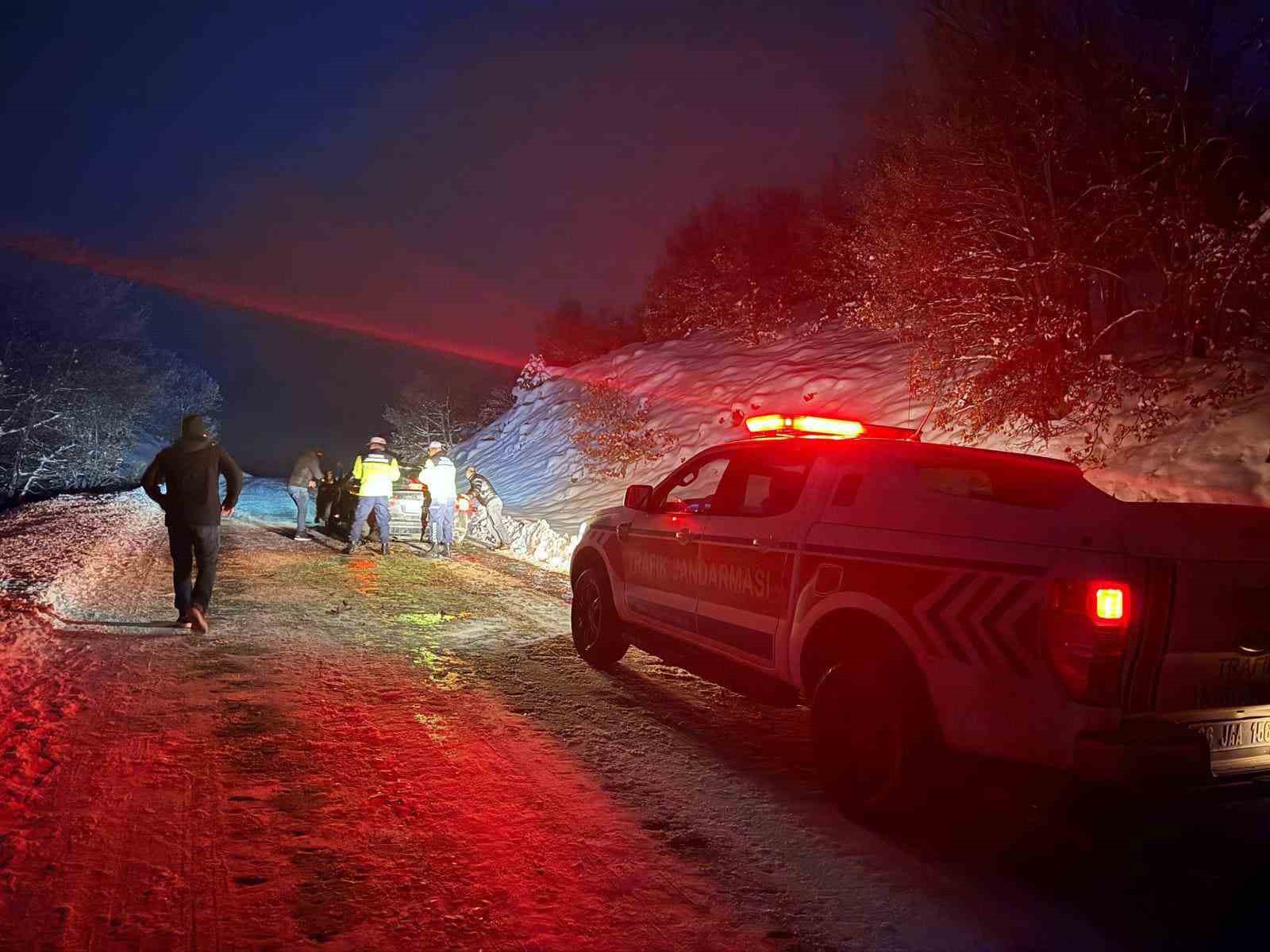 Mahsur kalanlara jandarmadan yarım eli