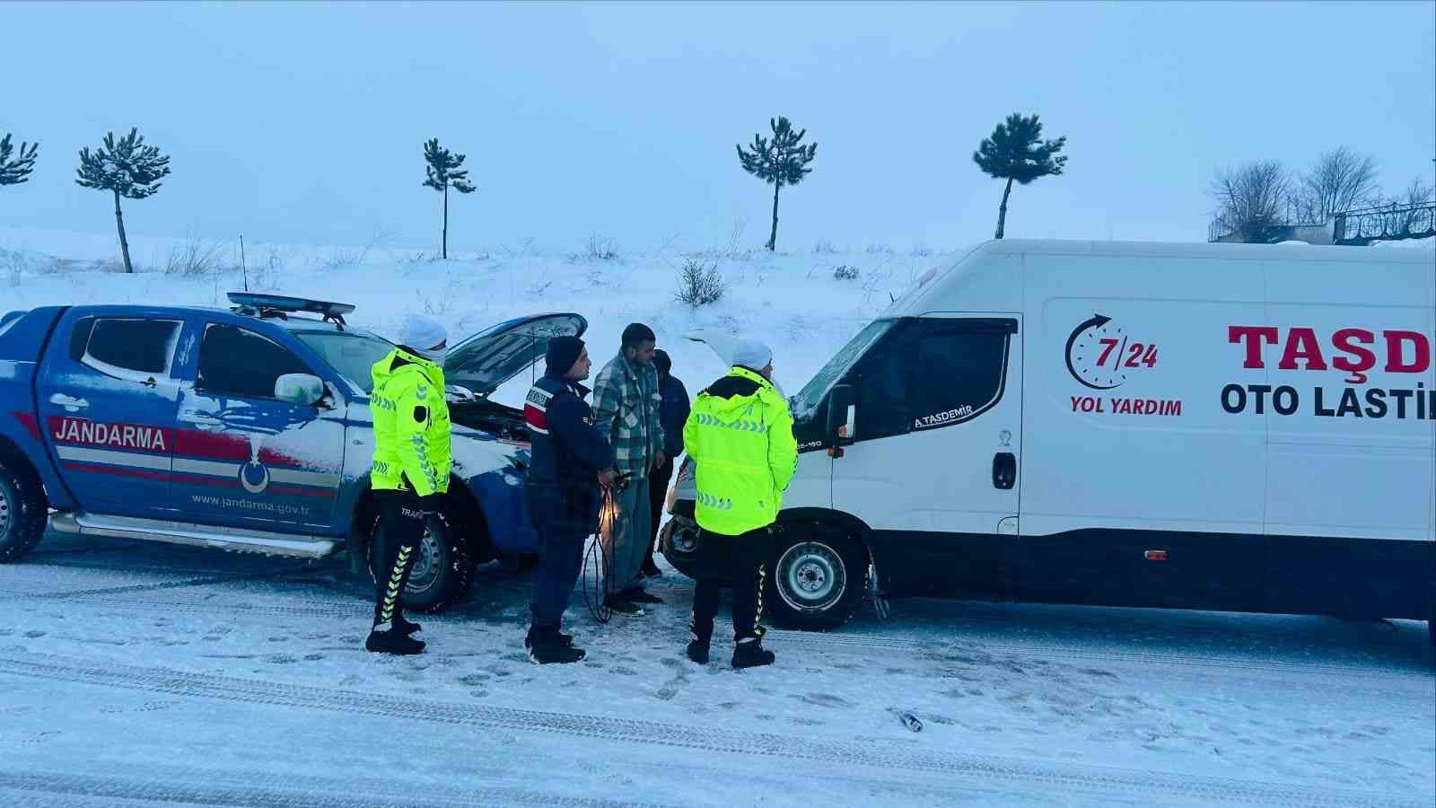 Mahsur kalanlara jandarmadan yarım eli
