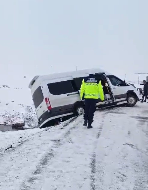 Öğretmen servisi yoldan çıktı: 8 yaralı
