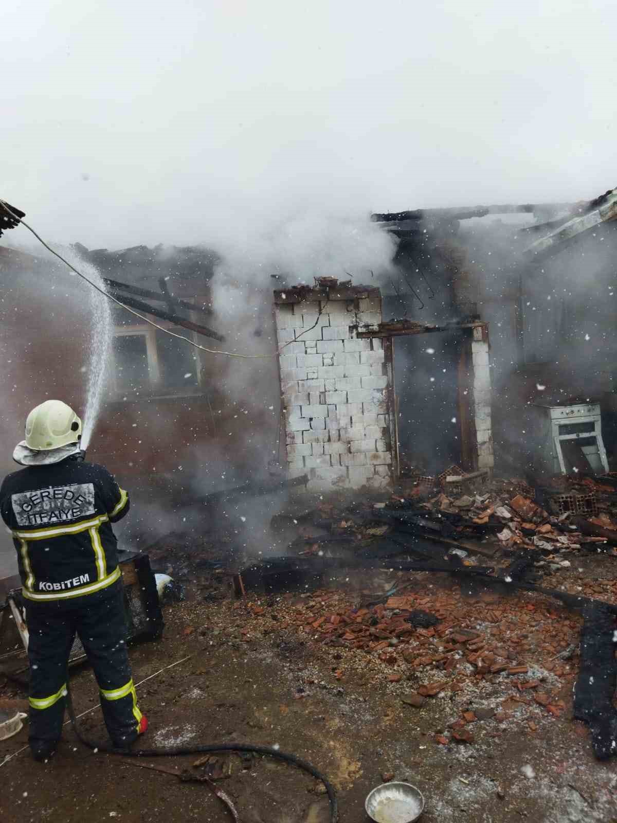 Bolu’da ahşap ev küle döndü