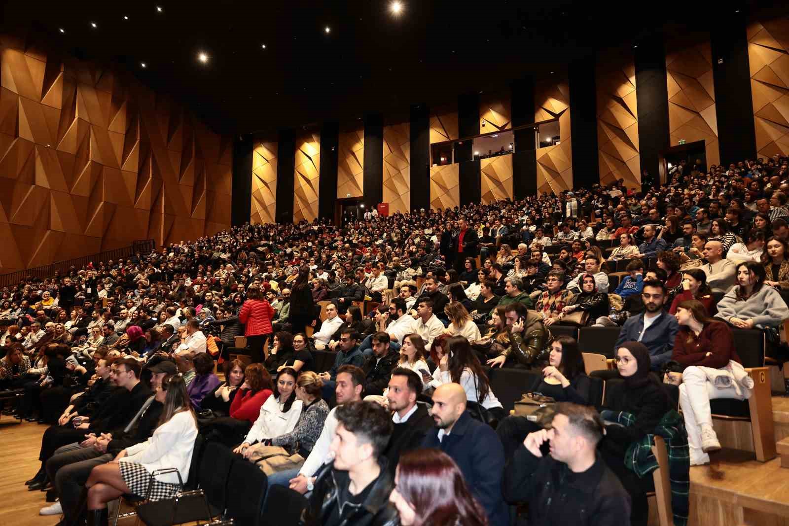 Denizli Komedi Sahnesi tüm hızıyla devam ediyor
