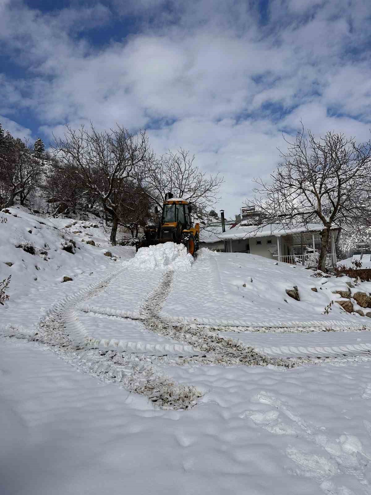 Onikişubat Belediyesi’nin karla mücadelede başarısı takdir topluyor