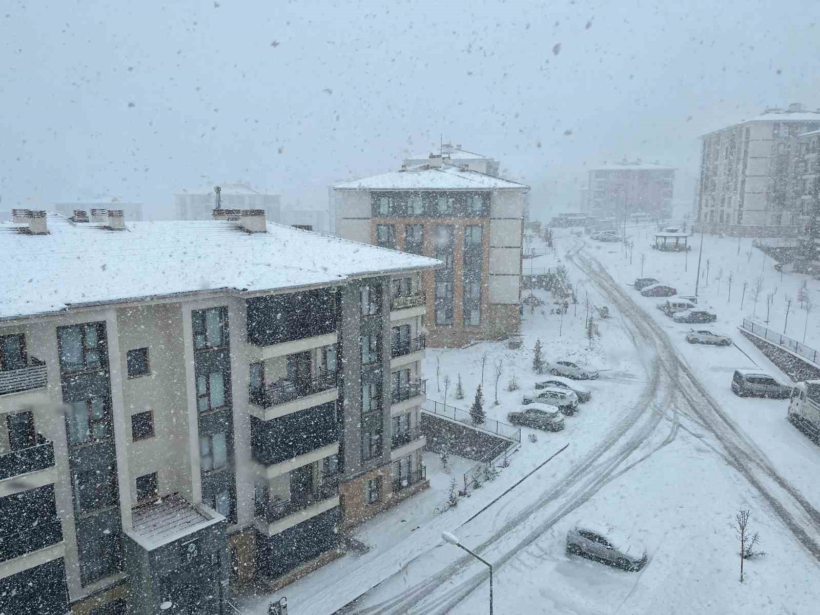 Elazığ’da kar yağışı etkisini sürdürüyor
