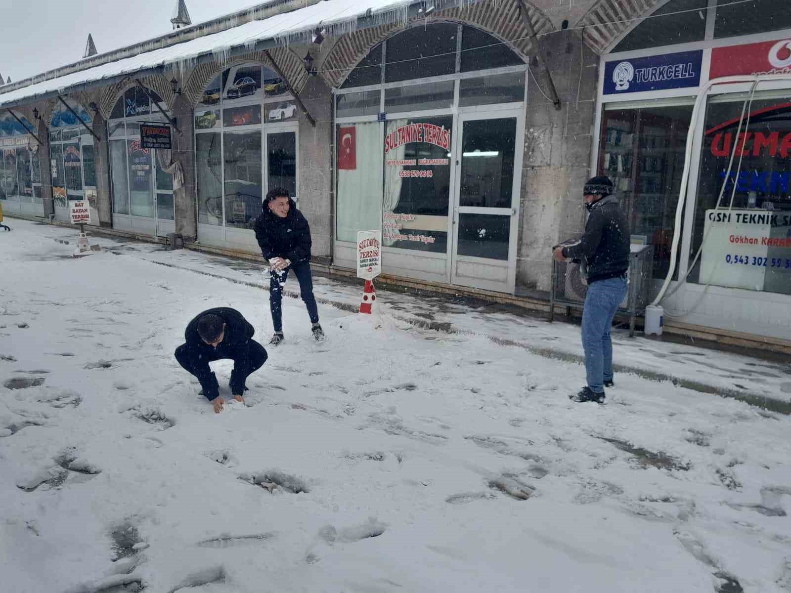 Karapınar’da kar yağışı etkili oldu
