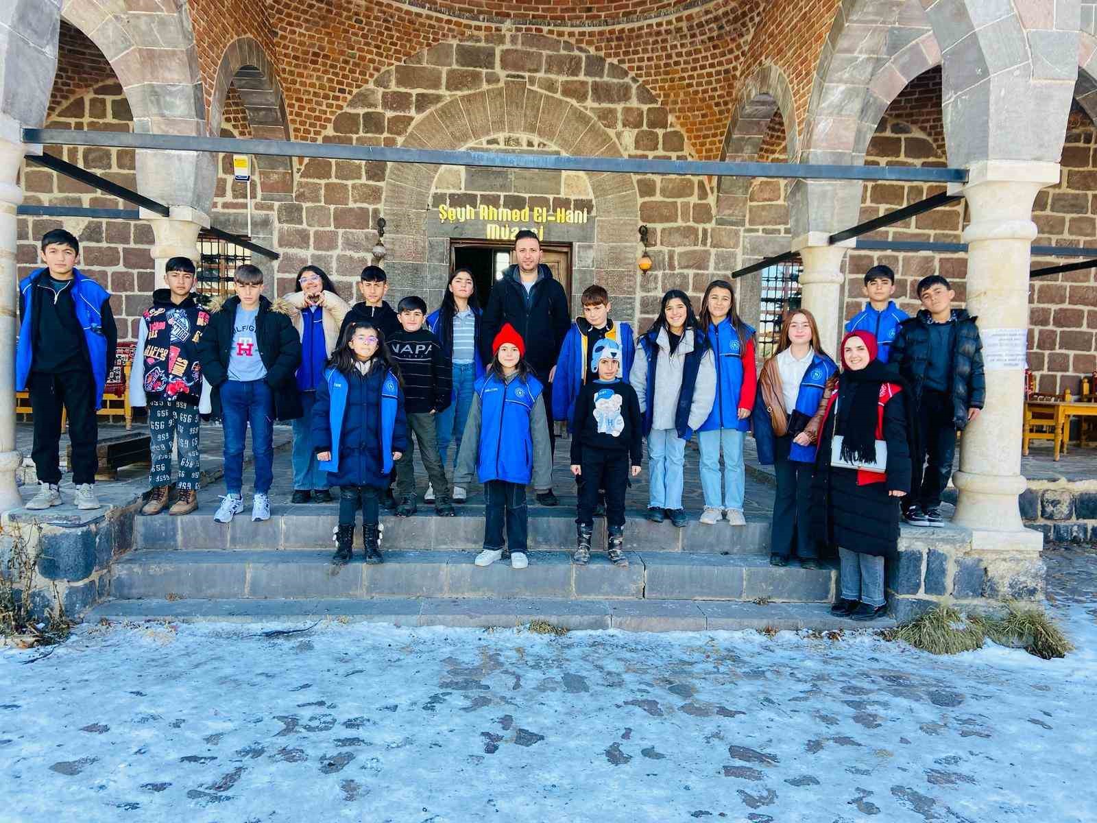 &Ouml;ğrenciler İshak Paşa Sarayı&rsquo;nı gezdi

