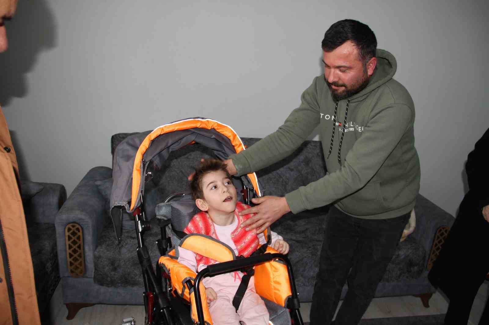 Sivas’ta felçli vatandaşa akülü araba, engelli çocuğa ise puset hediye edildi