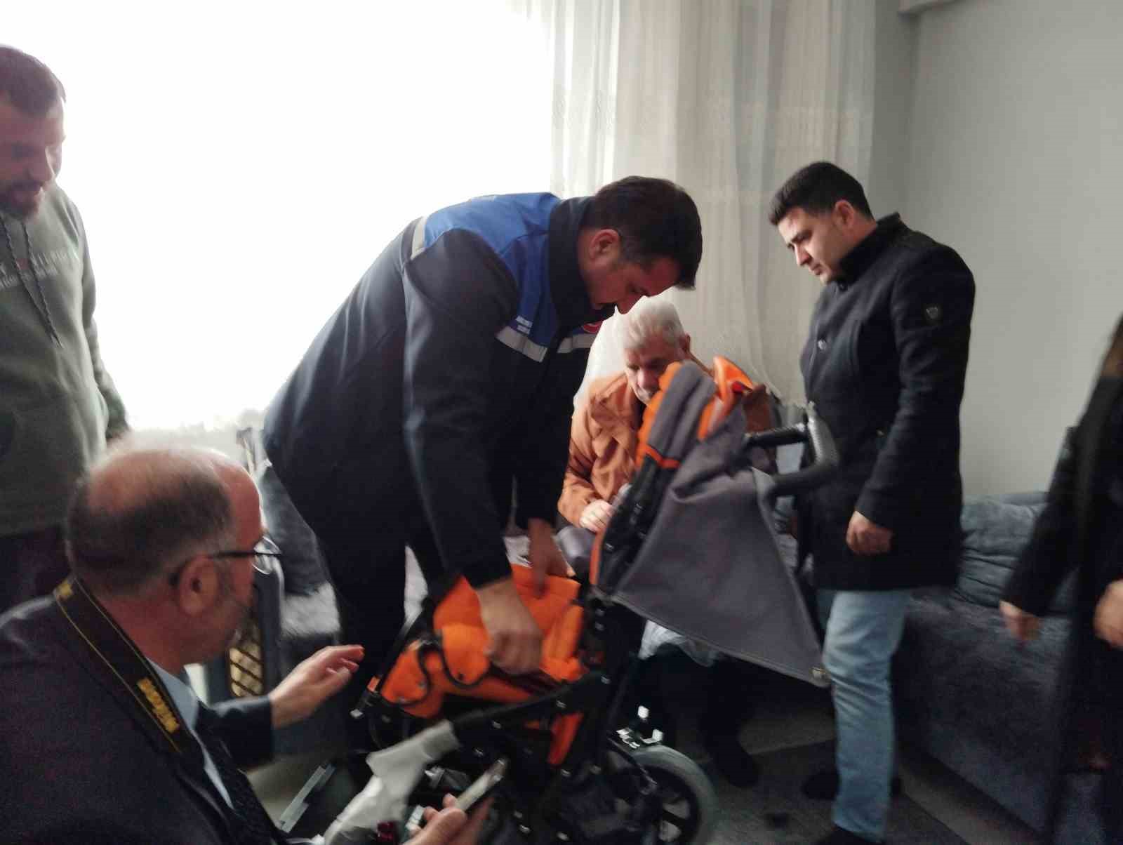Sivas&rsquo;ta fel&ccedil;li vatandaşa ak&uuml;l&uuml; araba, engelli &ccedil;ocuğa ise puset hediye edildi

