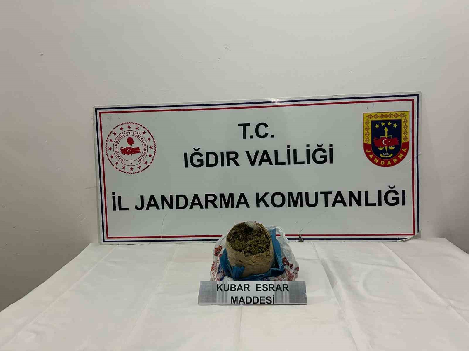 Iğdır&rsquo;da 1 kilogram kubar esrar ele ge&ccedil;irildi
