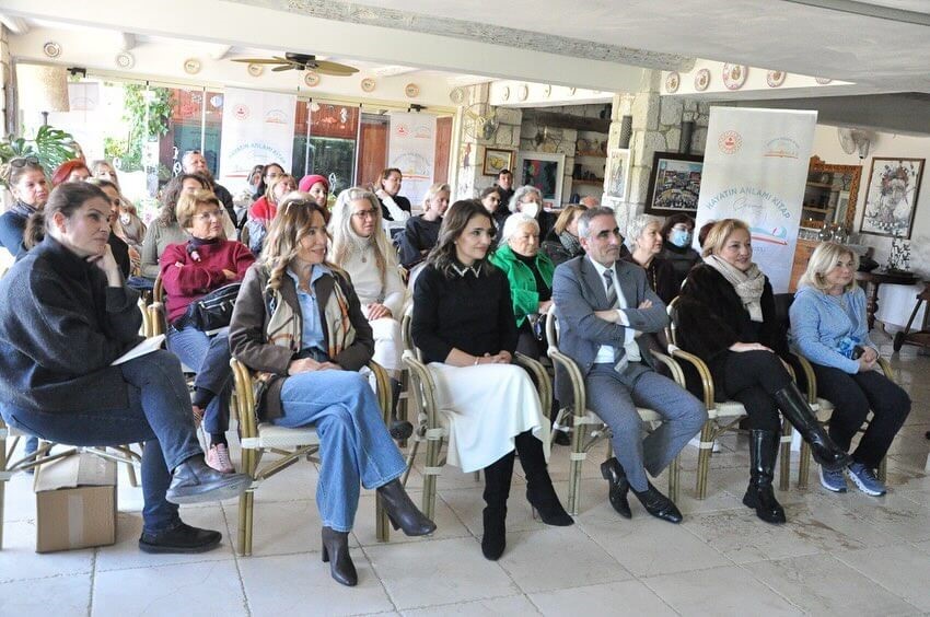 Çeşme’de "Hayatın Anlamı Kitap" projesi kapsamında beslenme söyleşisi
