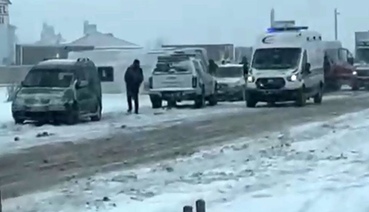 Aksaray’da işçi servisi devrildi: 15 yaralı