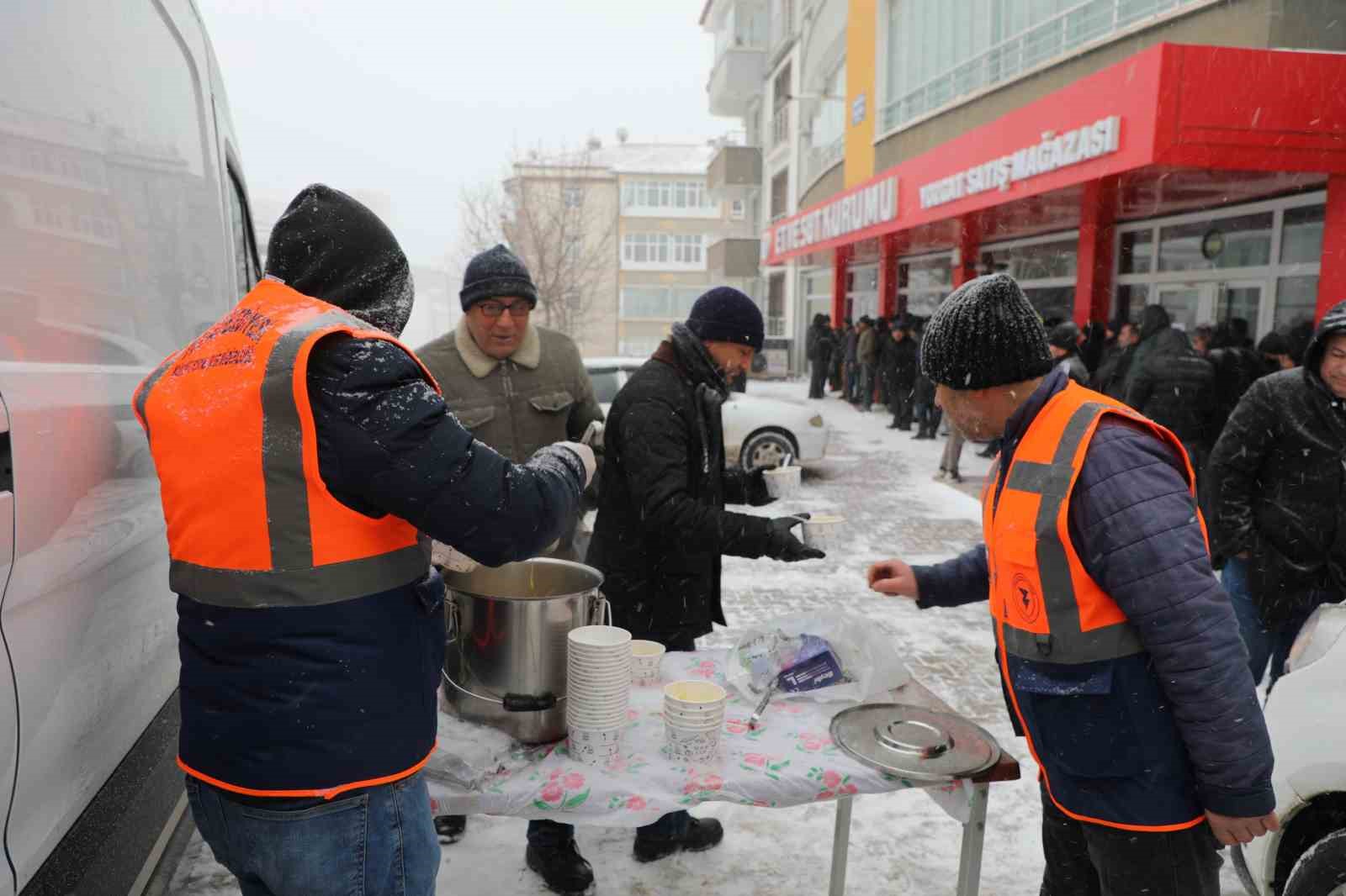 Ucuz et kuyruğunda sıcak çorba ikramı