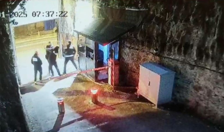 Alarko Holding Y&ouml;netim Kurulu Başkanı İzzet Garih&rsquo;e &ouml;l&uuml;m tehdidi iddiası: Ş&uuml;pheli aracıyla dubayı b&ouml;yle yıktı
