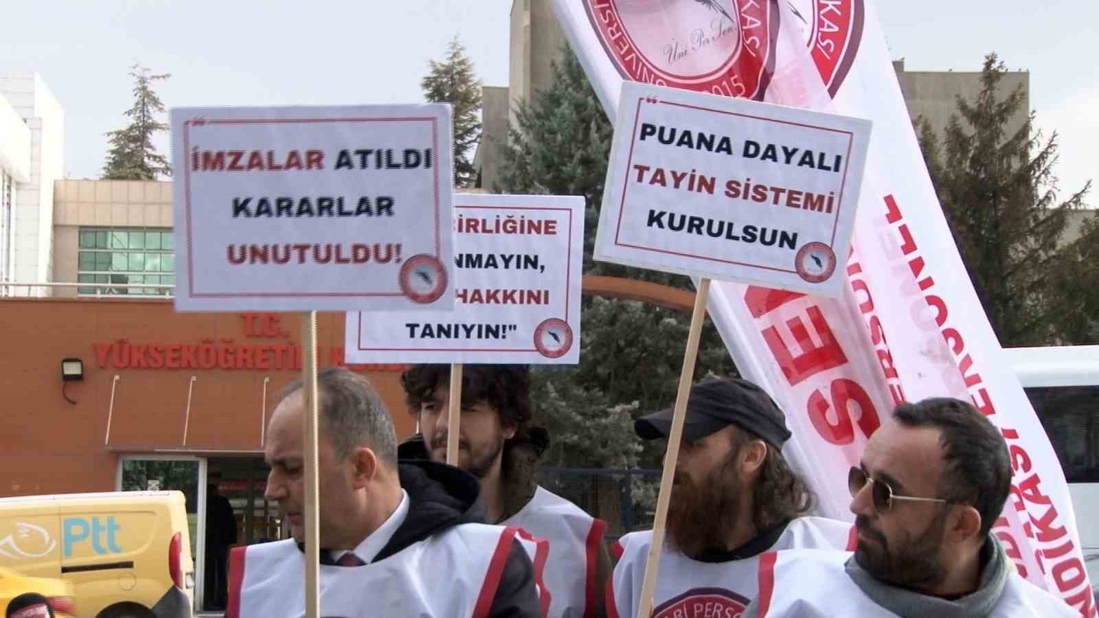 Tayin hakkı isteyen üniversite idari çalışanlarından YÖK önünde eylem
