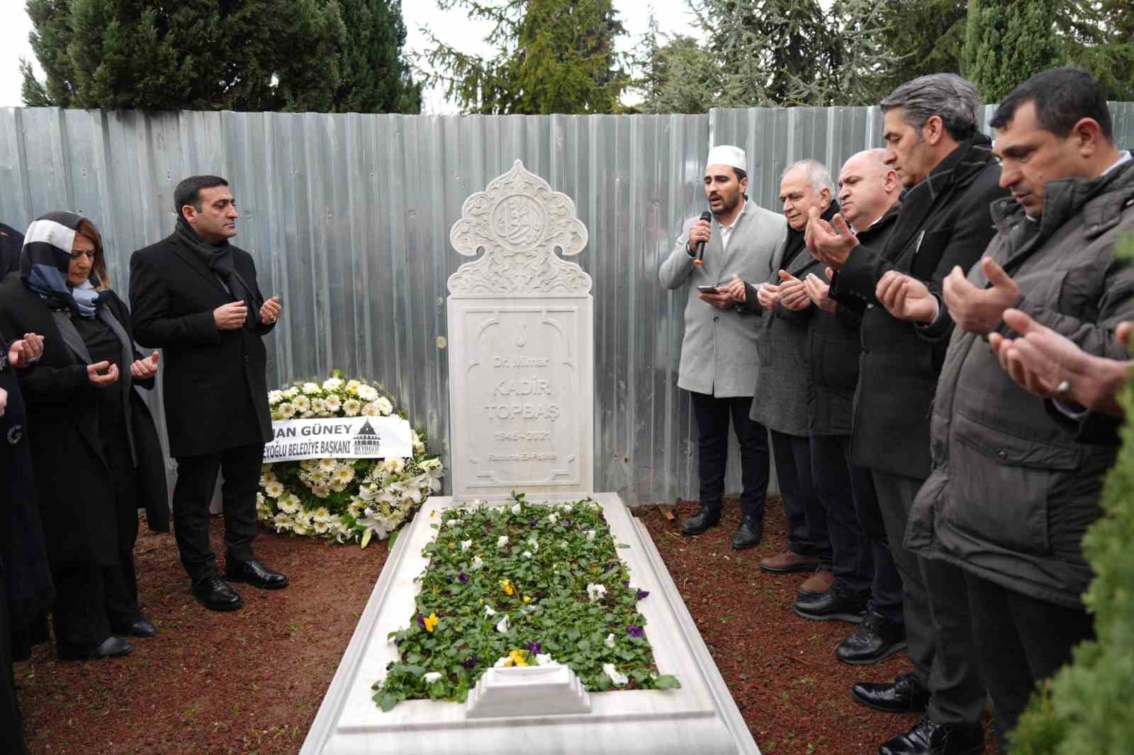 Beyoğlu Belediye Başkanı İnan Güney, Merhum Kadir Topbaş’ı mezarı başında andı
