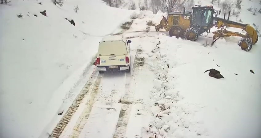 Ekipler elektrik kesintisi yaşanan köy için seferber oldu
