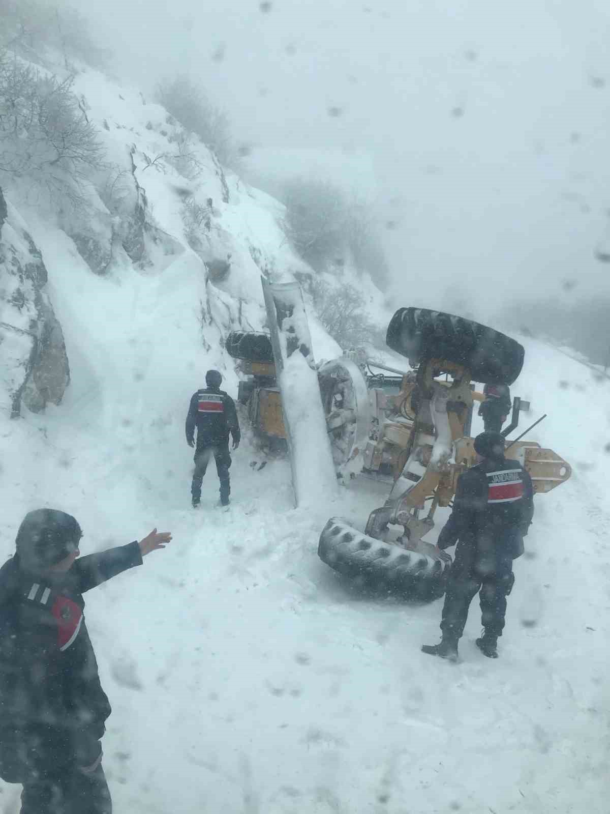 Kar temizliği yapan iş makinası devrildi, sürücüsü yaralandı
