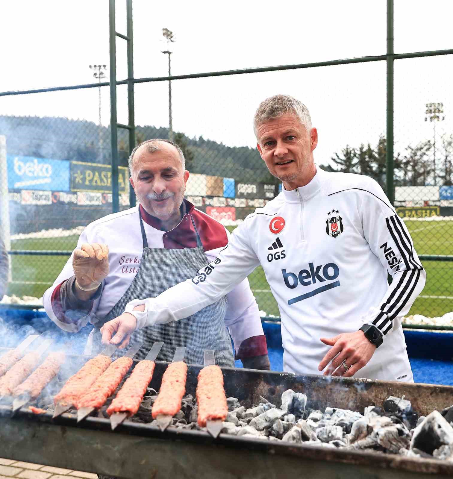 Beşiktaş Yönetim Kurulu Üyeleri, futbol A takımıyla buluştu
