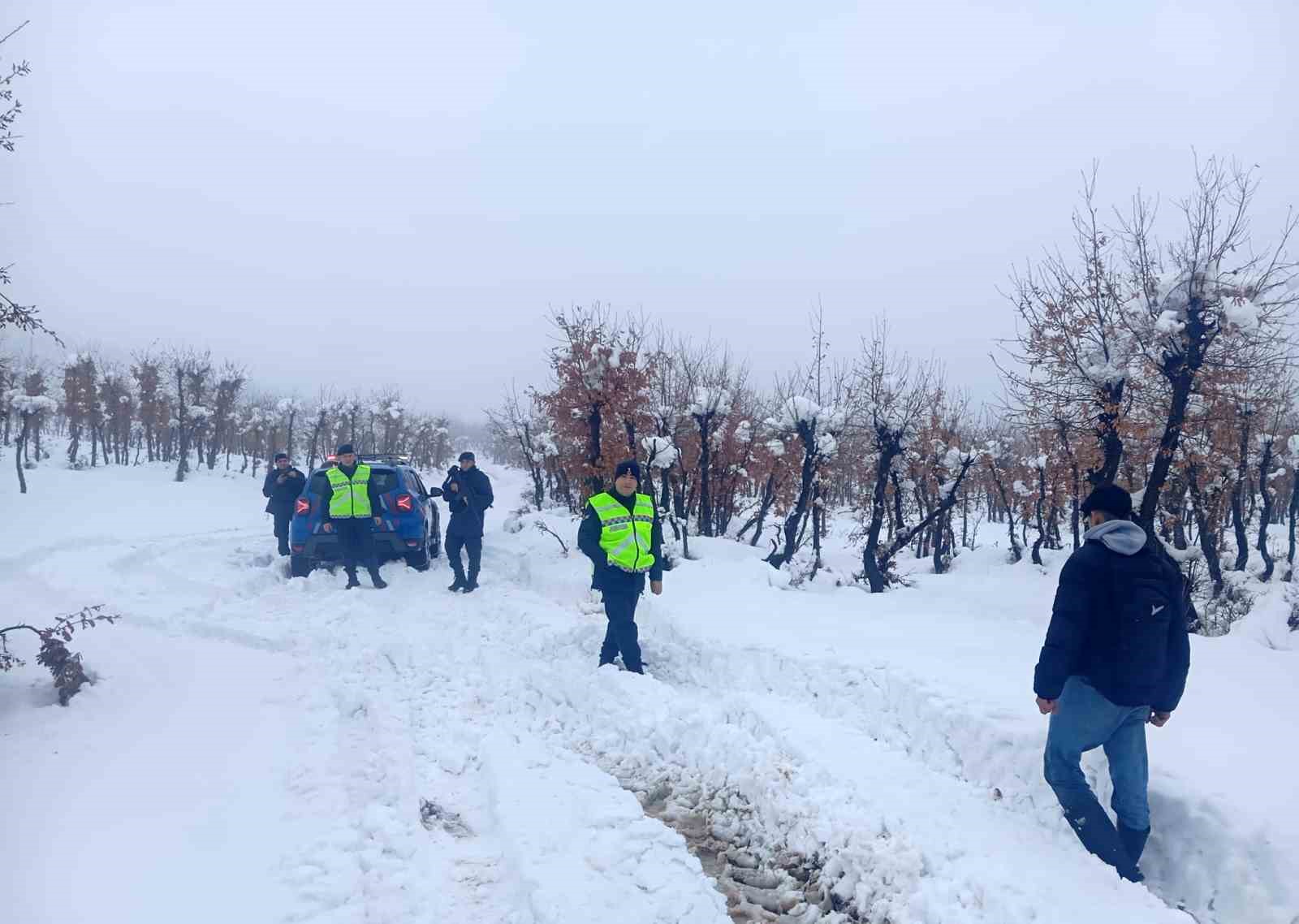 Diyarbakır’da karda mahsur kalan vatandaşı jandarma kurtardı
