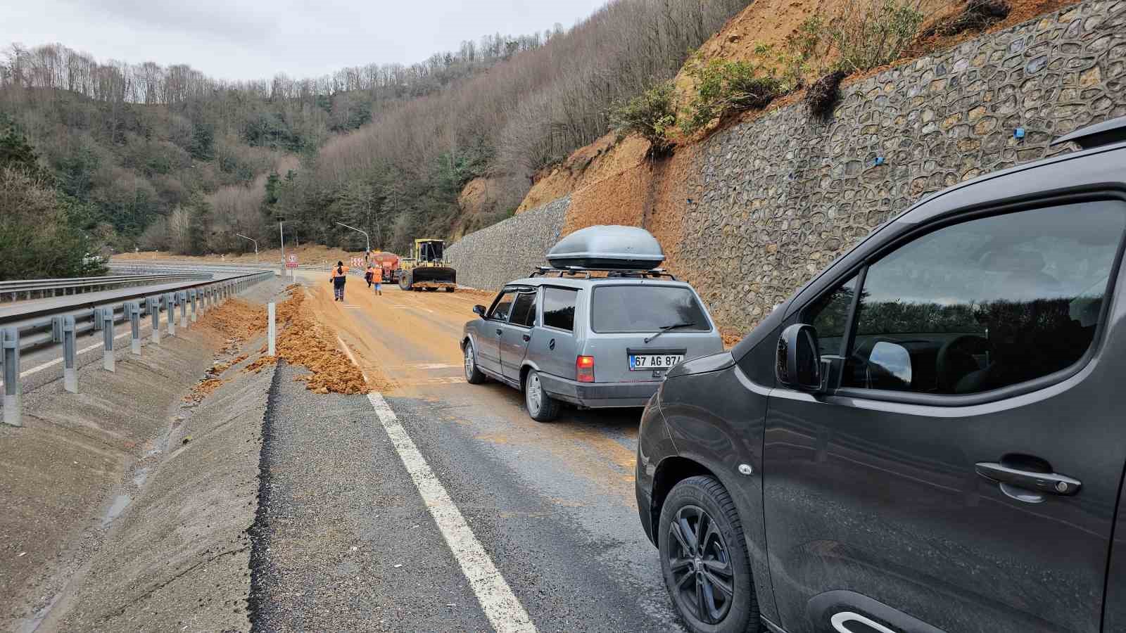 Zonguldak-Ereğli yolunda heyelan meydana geldi
