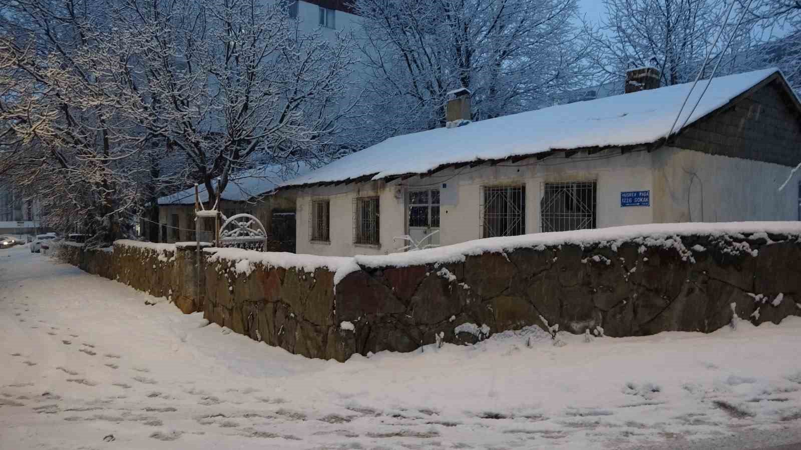 Bitlis’e beklenen kar geldi
