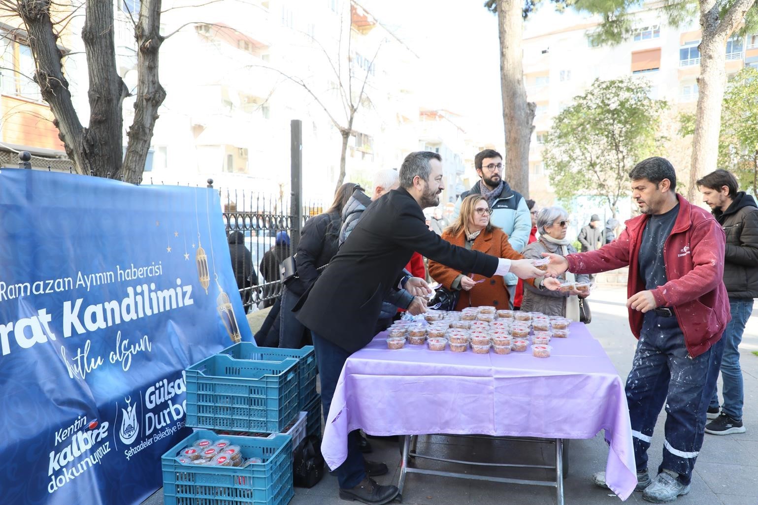 Şehzadeler Belediyesinden helva ikramı
