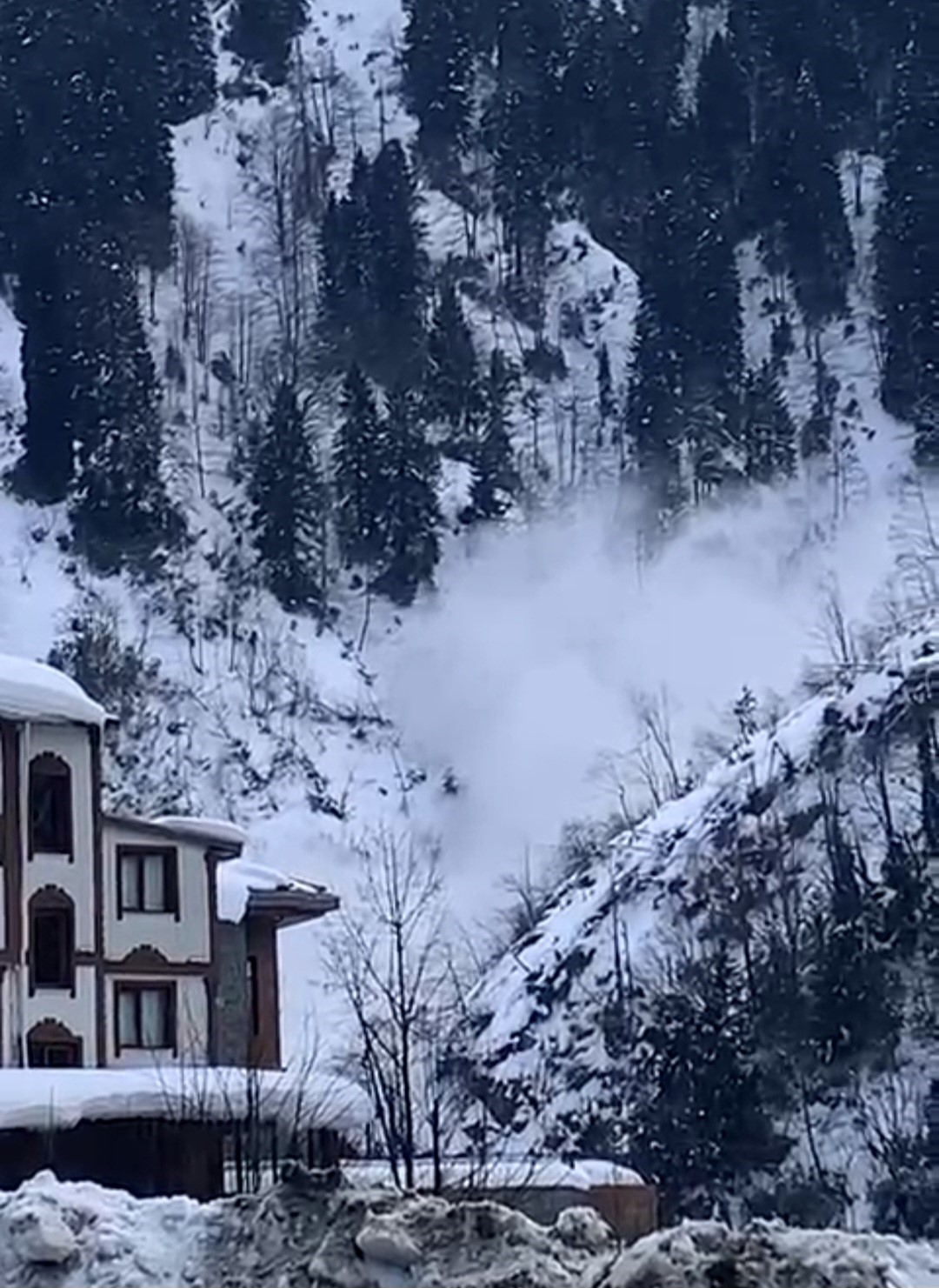 Ayder Yaylası’nda çığ düştü
