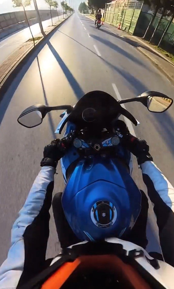 &Ccedil;anakkale&rsquo;de Motosikletiyle tehlikeli hareketler yapıp sosyal medya hesabında paylaşan s&uuml;r&uuml;c&uuml;ye 14 bin 69 lira ceza
