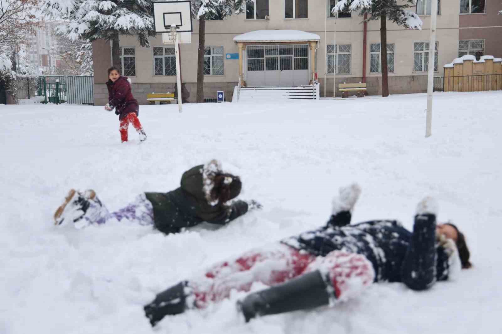 Nevşehir&rsquo;de &ccedil;ocuklar tatilin keyfini kartopu oynayarak &ccedil;ıkardı
