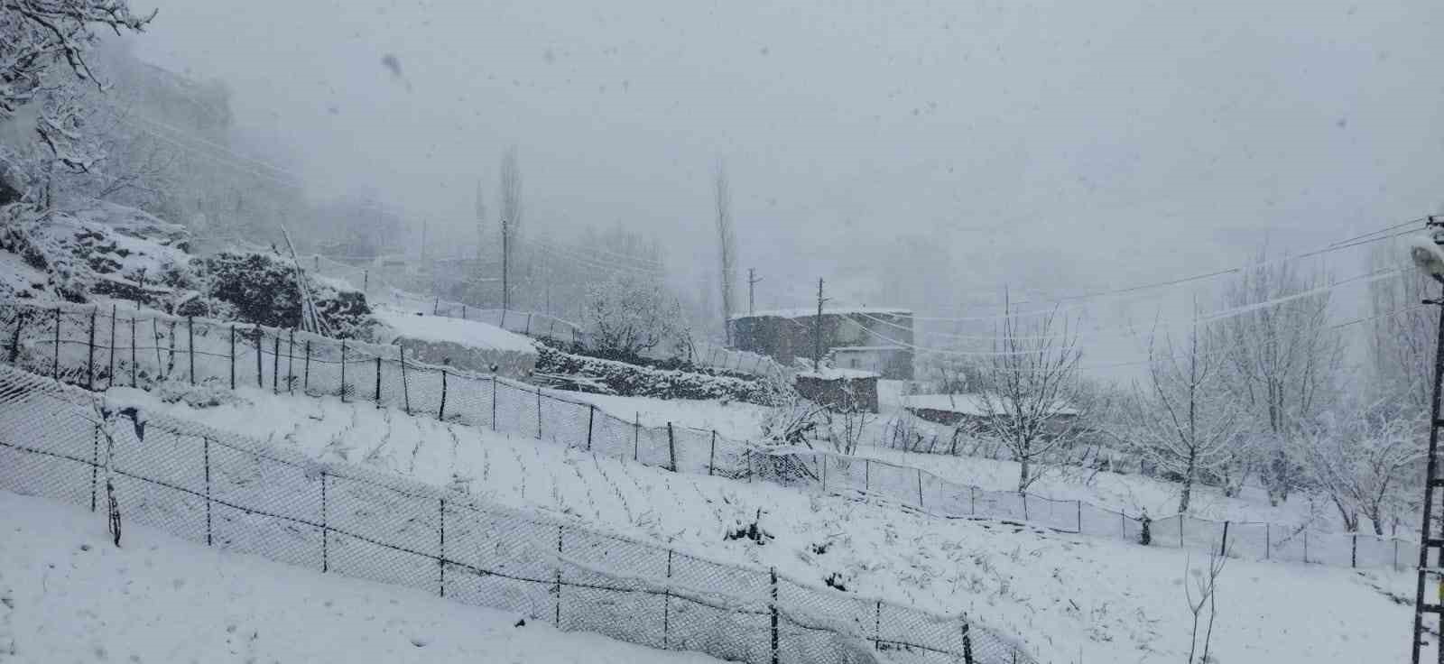 Batman&rsquo;da 70&rsquo;in &uuml;zerinde yerleşim yerinin yolu ulaşıma kapandı
