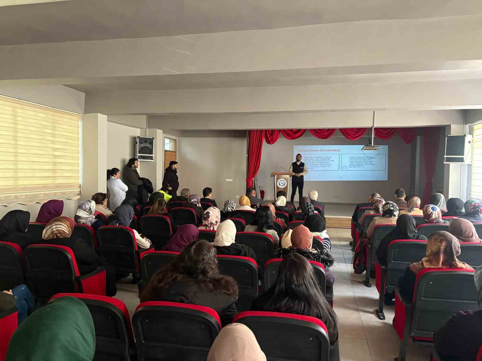 Ağrı&rsquo;da siber su&ccedil;lara karşı farkındalık eğitimi verildi
