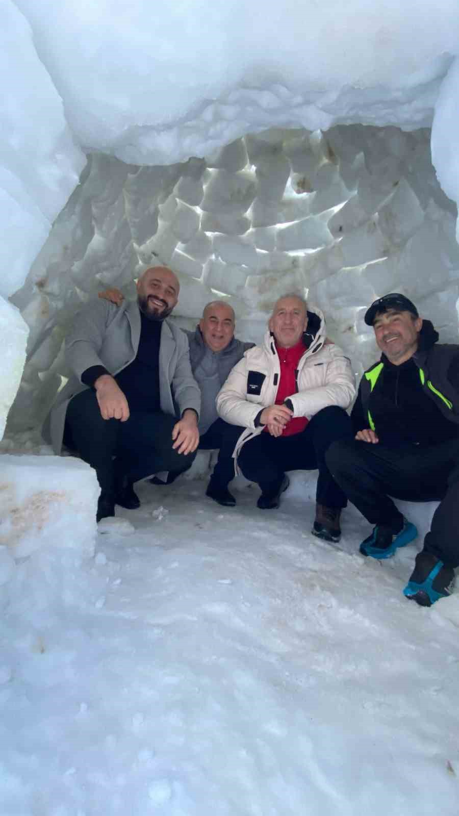 Ağaç motoru ile karı keserek iglo yaptılar