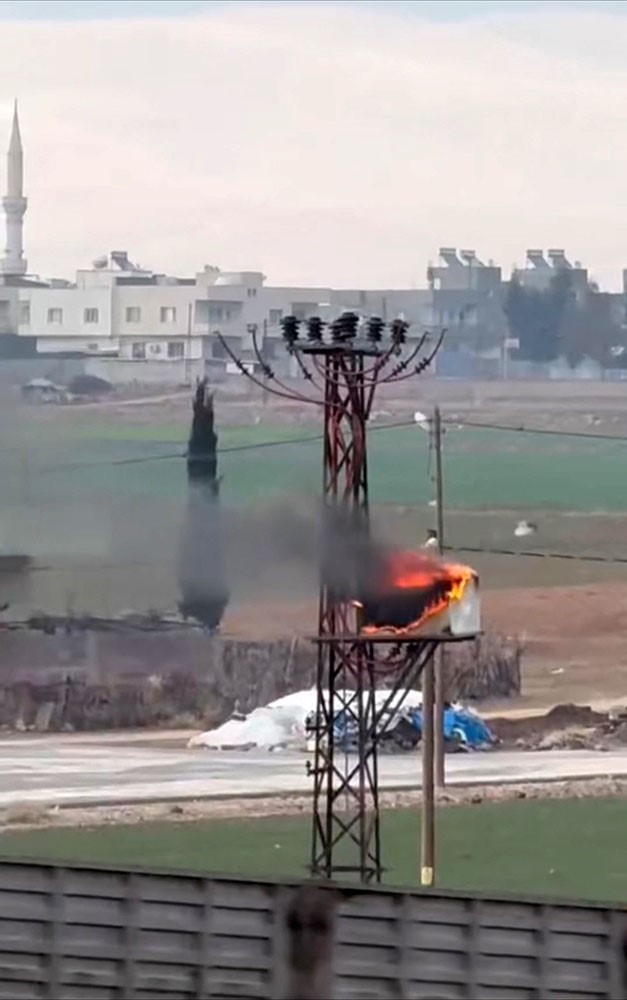 Dicle Elektrik trafosunda &ccedil;ıkan yangın itfaiye ekipleri tarafından s&ouml;nd&uuml;r&uuml;ld&uuml;
