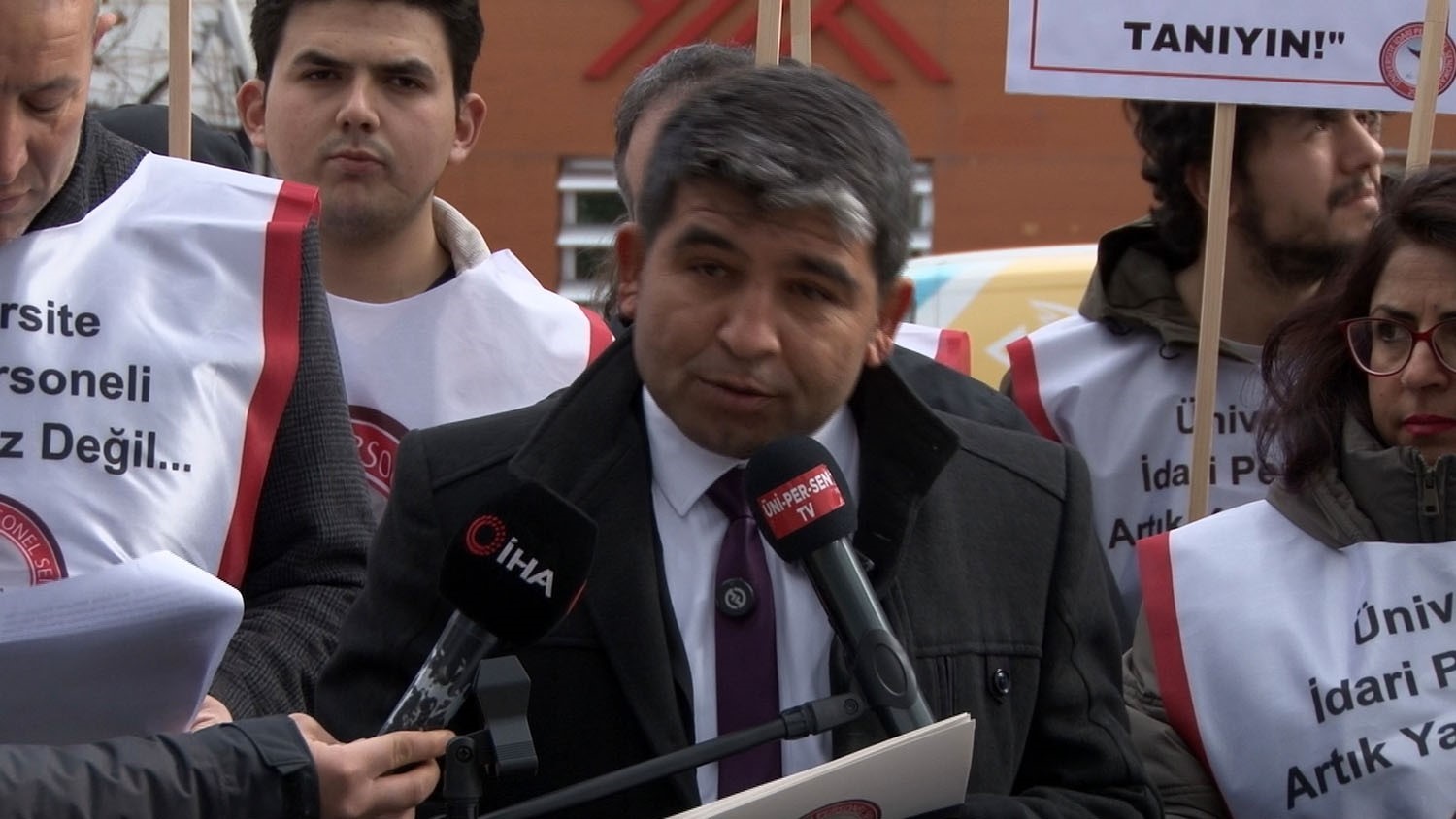 Tayin hakkı isteyen üniversite idari çalışanlarından YÖK önünde eylem