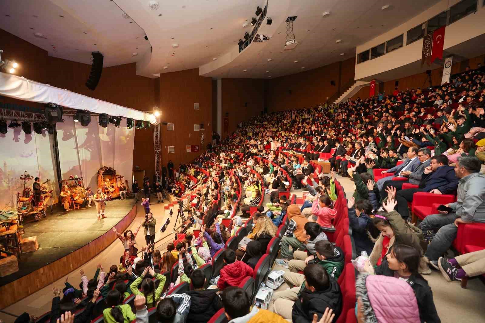 Şahin Şırnak’ta miniklerle beraber tiyatro oyunu izledi