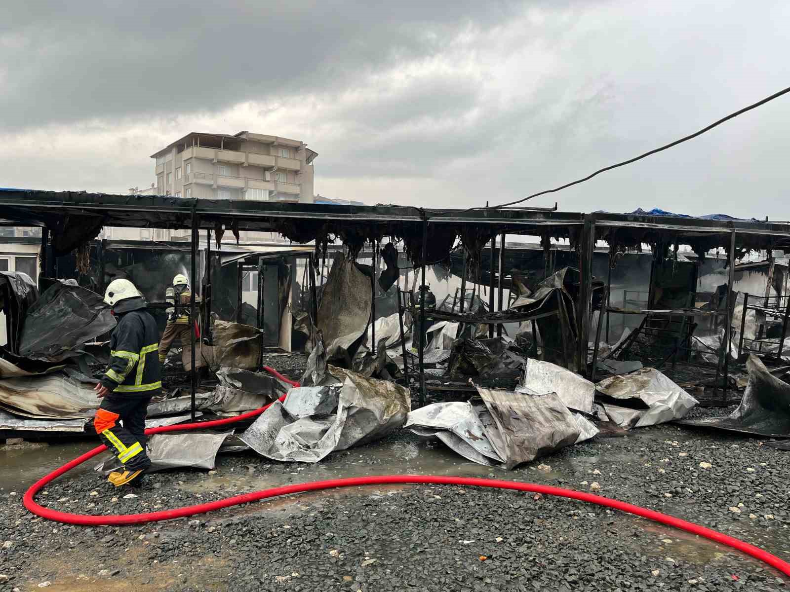 Yanan konteynerlerden eşyalarını çıkarmaya çalışan işçiler korku dolu anlar yaşadı