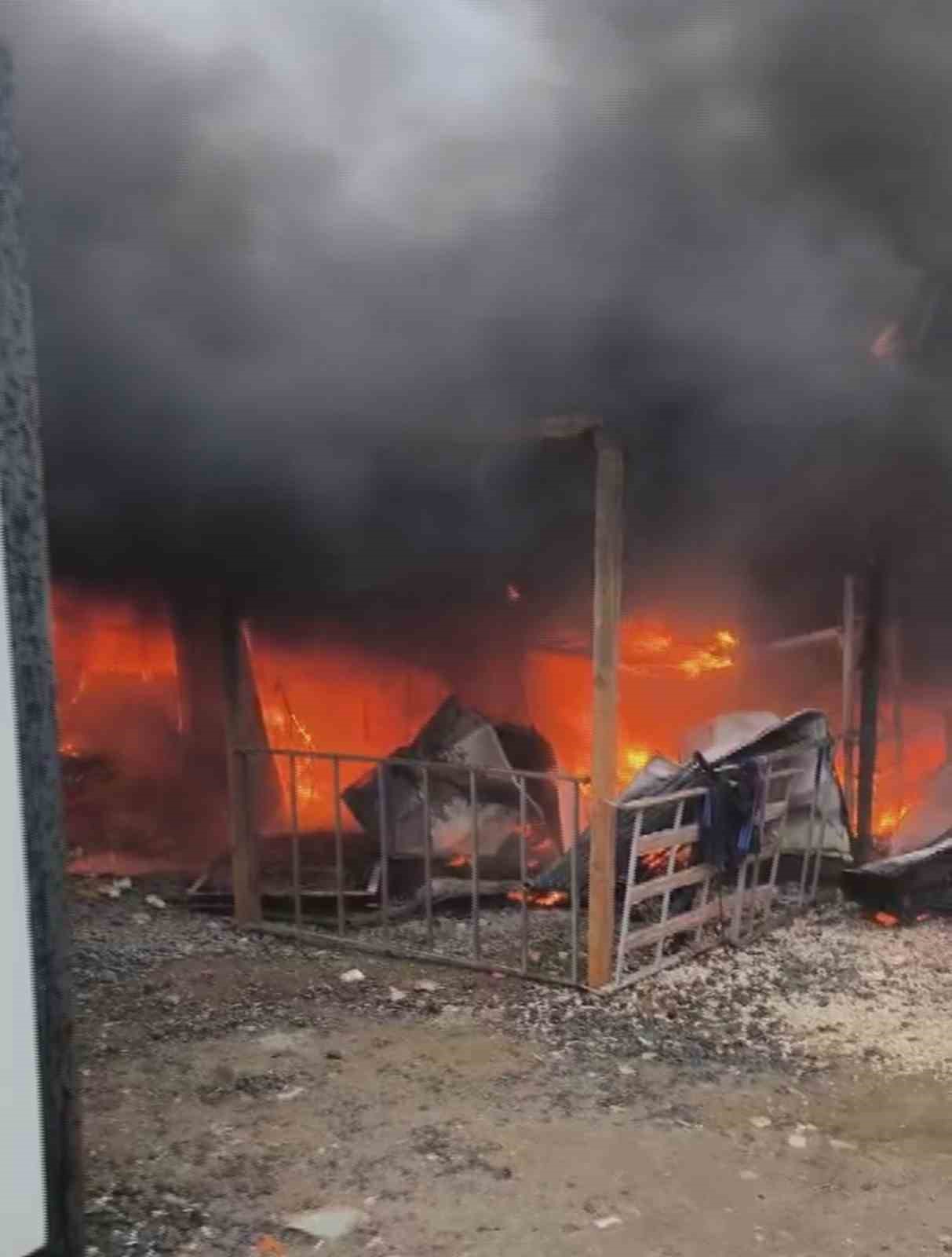 Yanan konteynerlerden eşyalarını çıkarmaya çalışan işçiler korku dolu anlar yaşadı