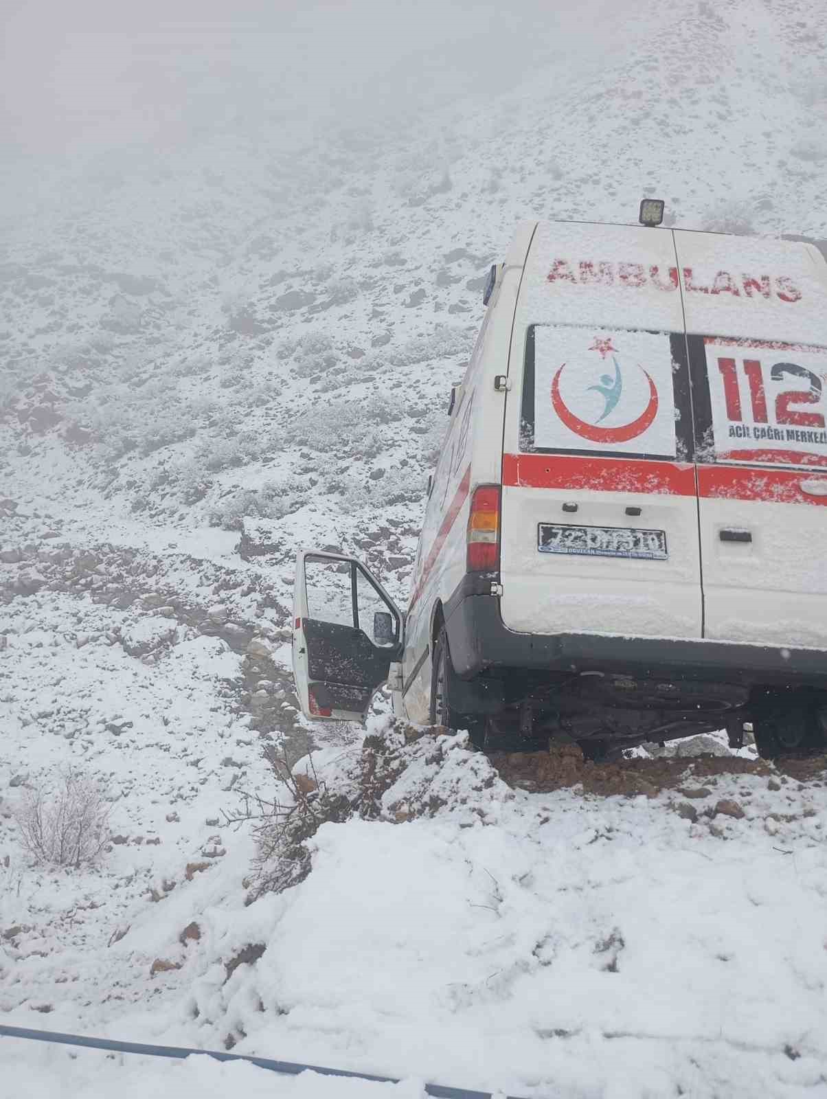 U&ccedil;uruma s&uuml;r&uuml;klenen cenaze aracı, yuvarlanmaktan kaya sayesinde kurtuldu
