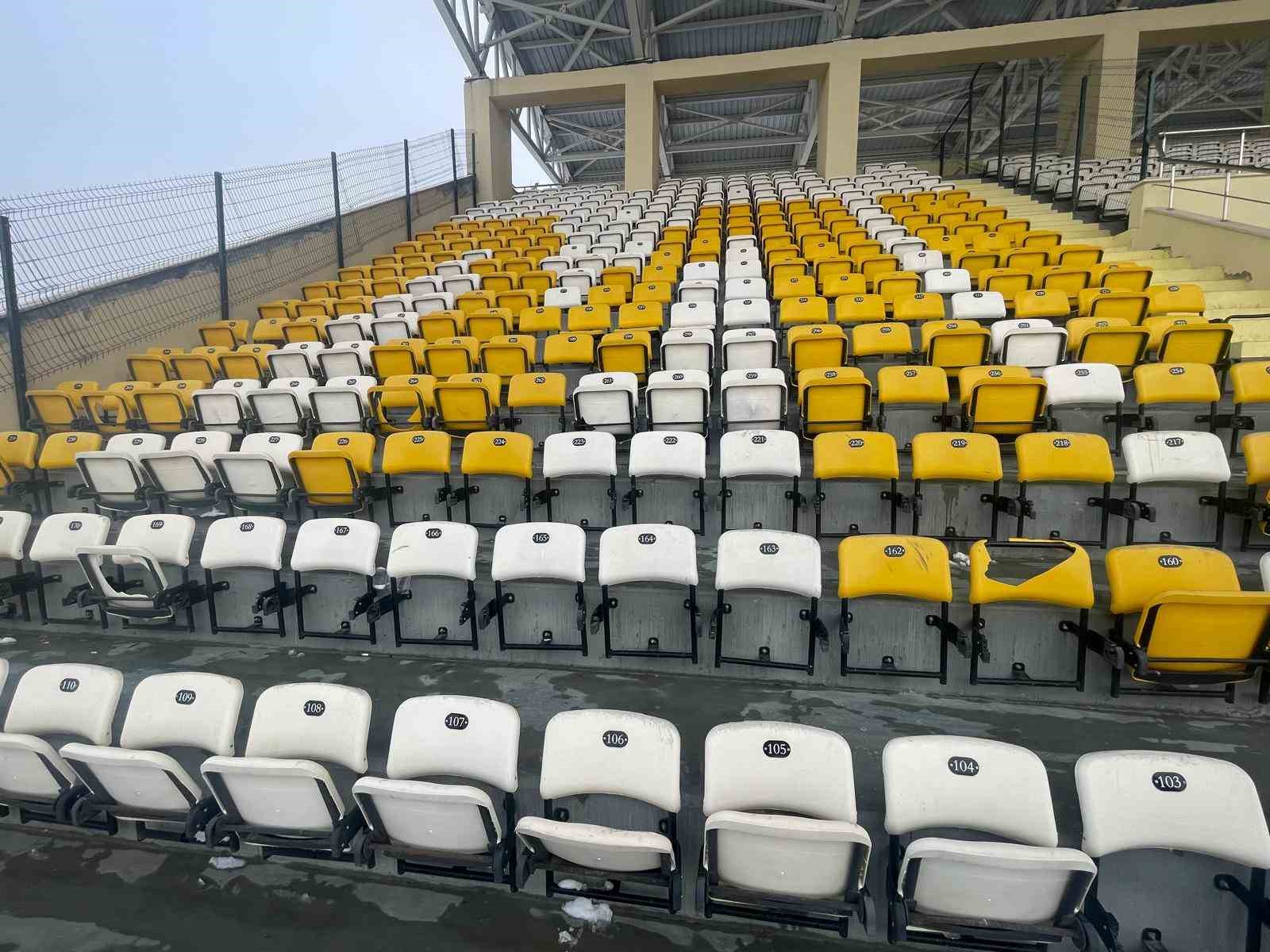 Bursaspor maçında 300 koltuk kırıldı