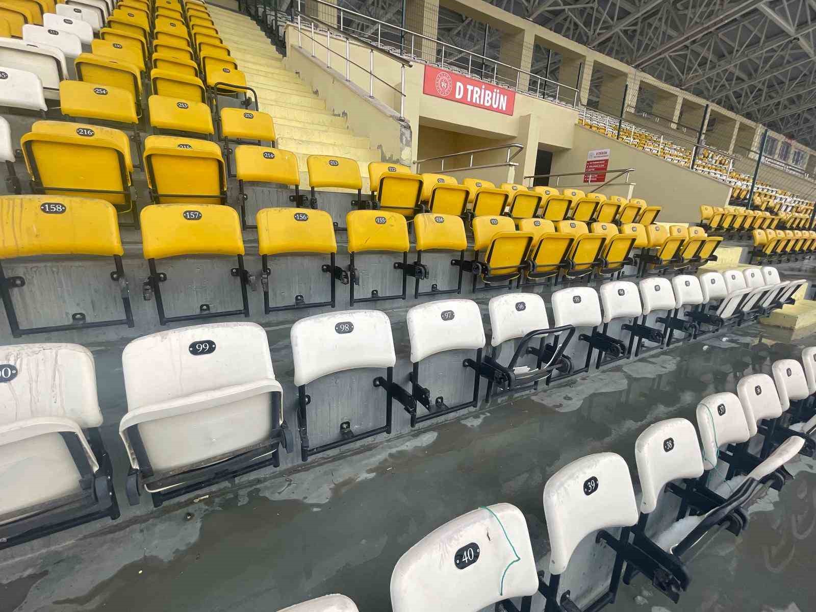 Bursaspor ma&ccedil;ında 300 koltuk kırıldı
