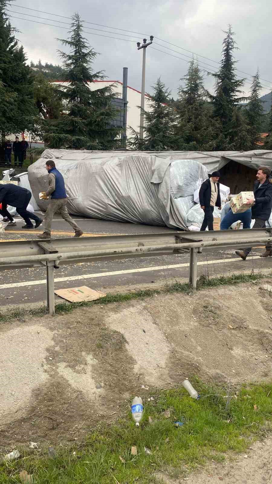 Bilecik&rsquo;te tır devrildi, kuruyemiş ve baklagiller yola sa&ccedil;ıldı
