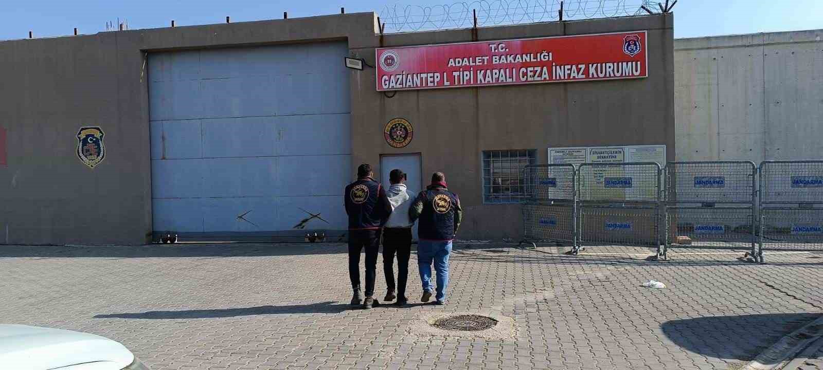 Gaziantep’te dolandırıcılık ve yağma suçlarından aranan 2 şüpheli yakalandı