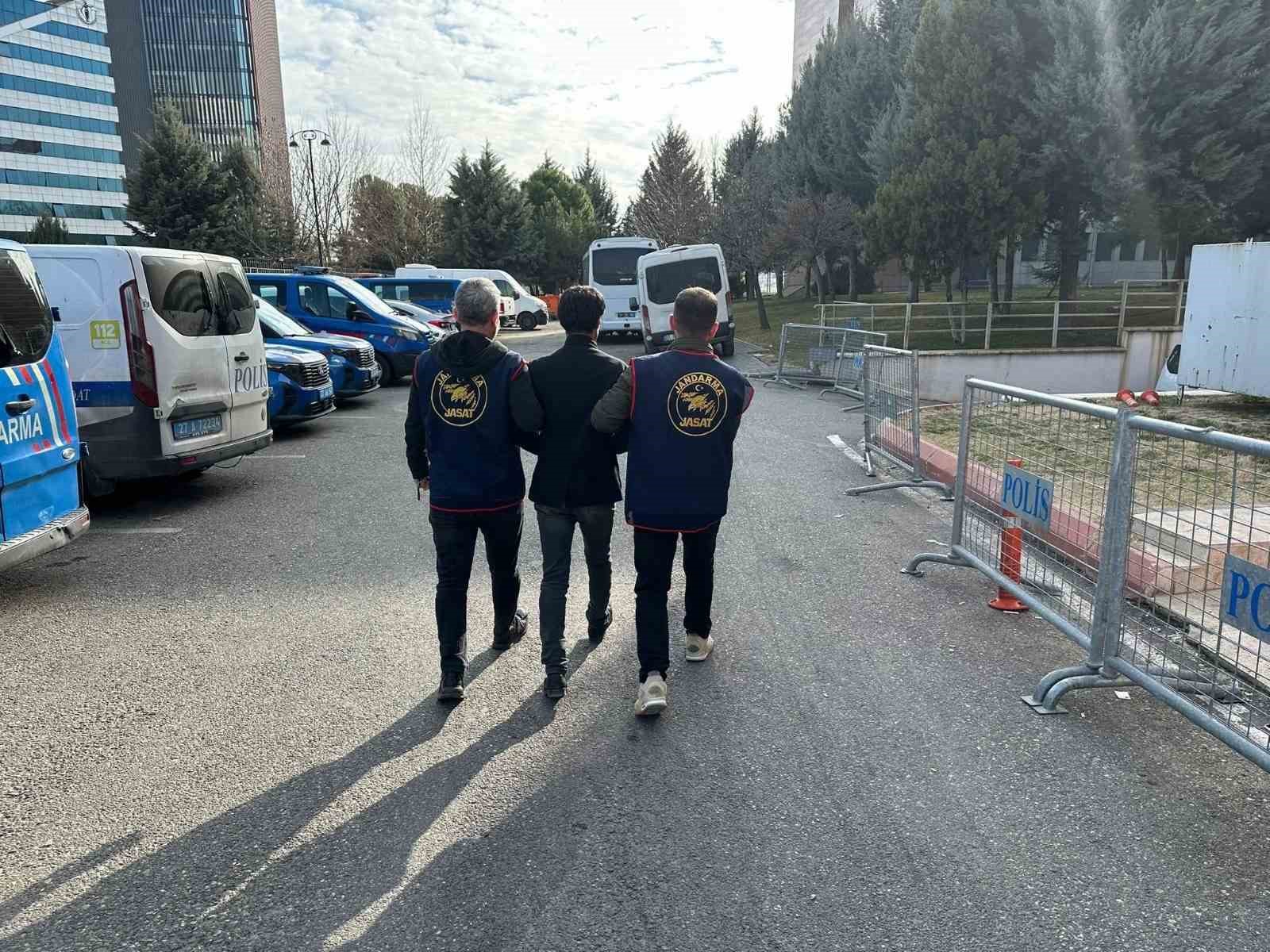 Gaziantep&rsquo;te dolandırıcılık ve yağma su&ccedil;larından aranan 2 ş&uuml;pheli yakalandı
