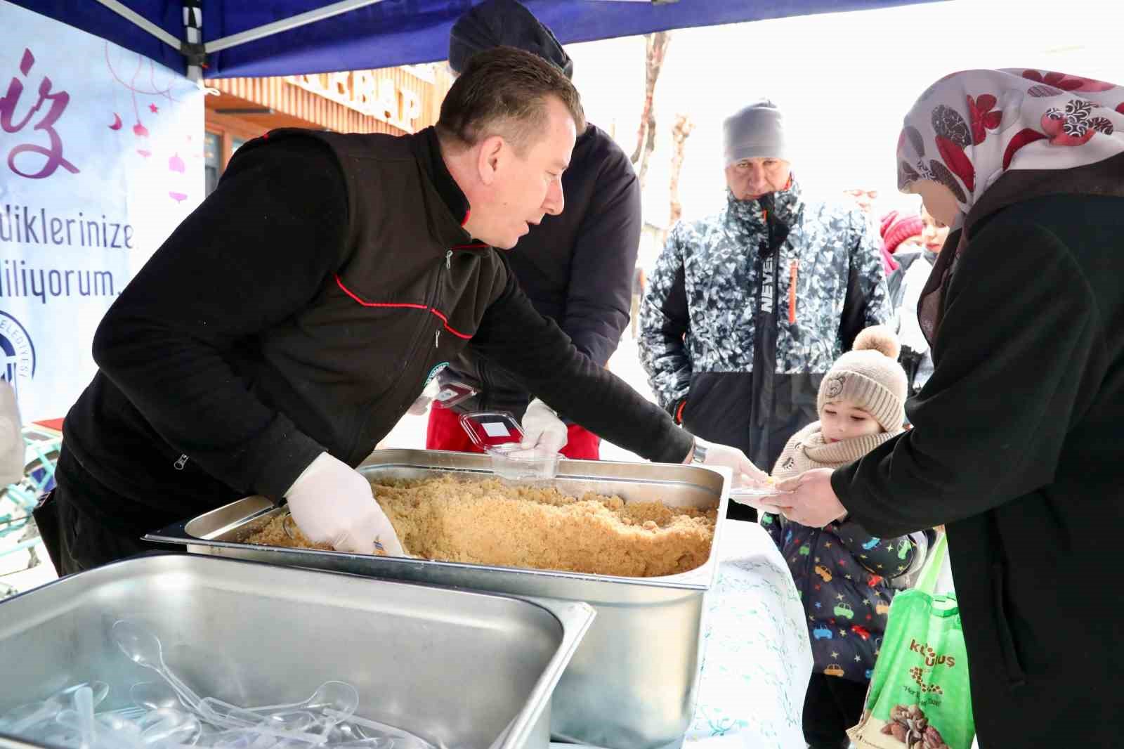 Odunpazarı Belediyesi&rsquo;nden Regaip Kandili&rsquo;nde helva ikramı
